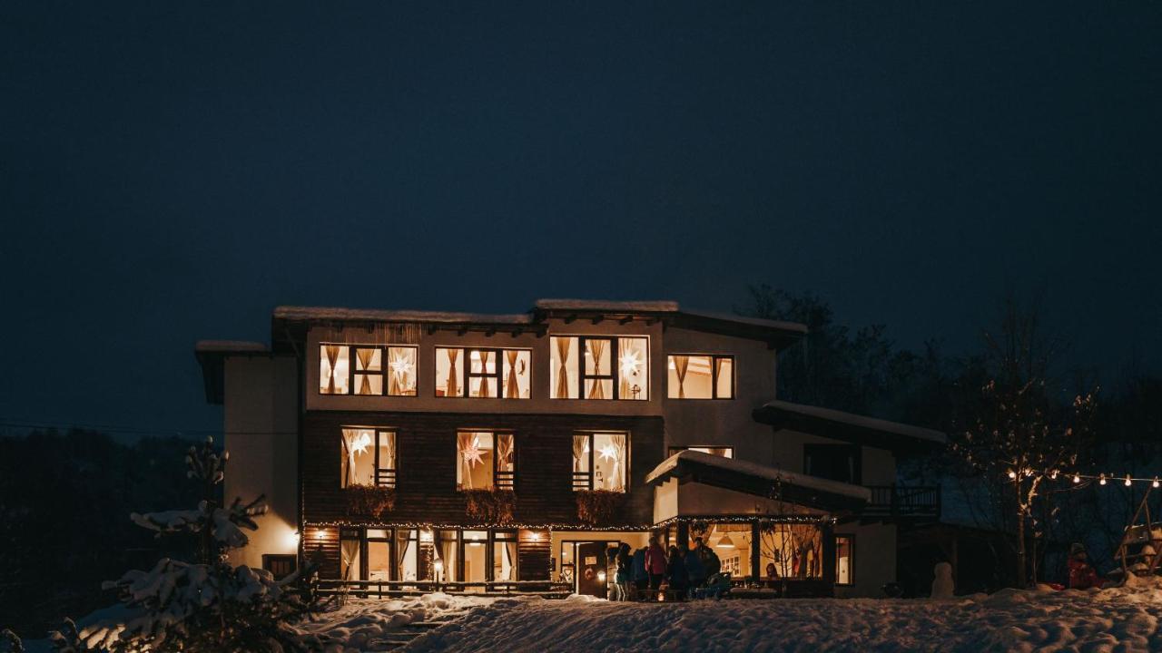 ホテル Talhaus Vişeu de Sus エクステリア 写真