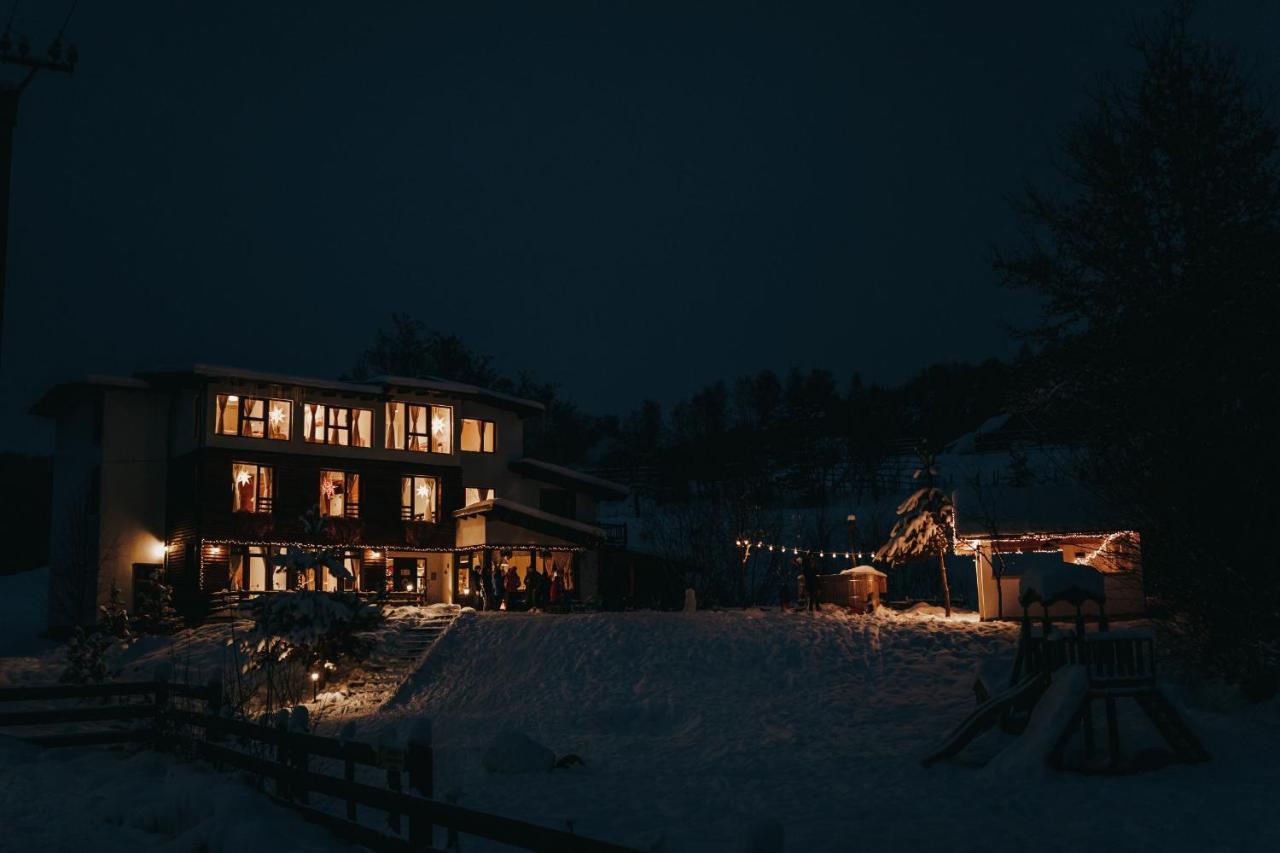 ホテル Talhaus Vişeu de Sus エクステリア 写真
