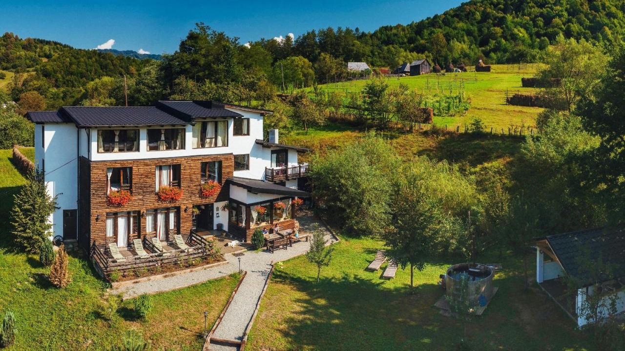 ホテル Talhaus Vişeu de Sus エクステリア 写真