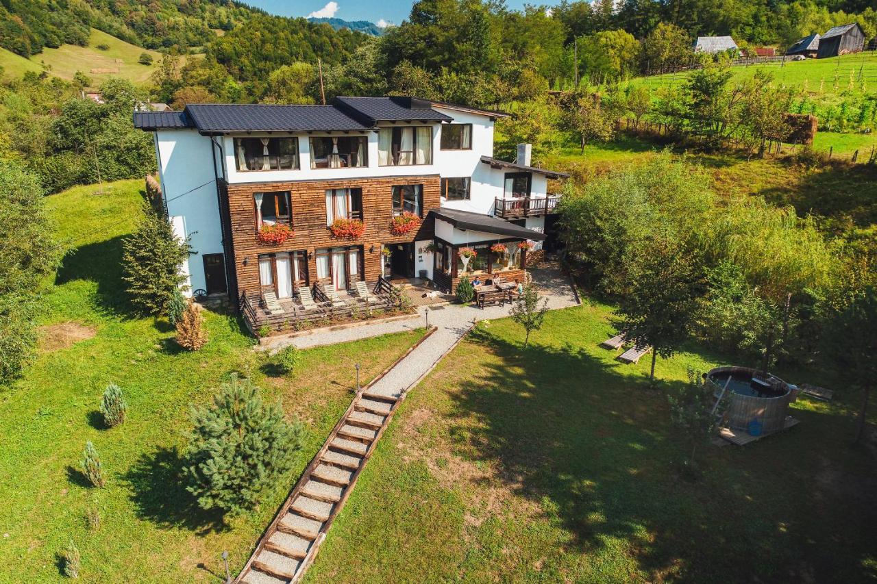 ホテル Talhaus Vişeu de Sus エクステリア 写真